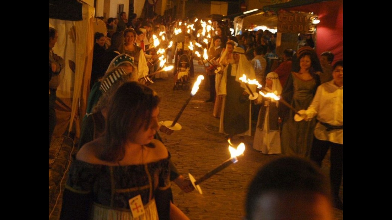 Procesión de las antorchas a su paso por la plaza de Santa Cruz