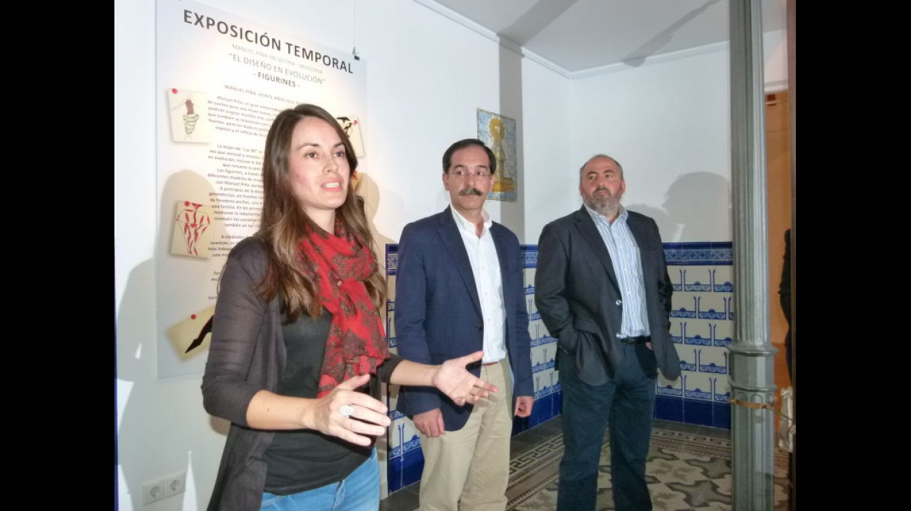 Milagros García, comisaria de la exposición, junto a los concejales de Cultura y de Turismo