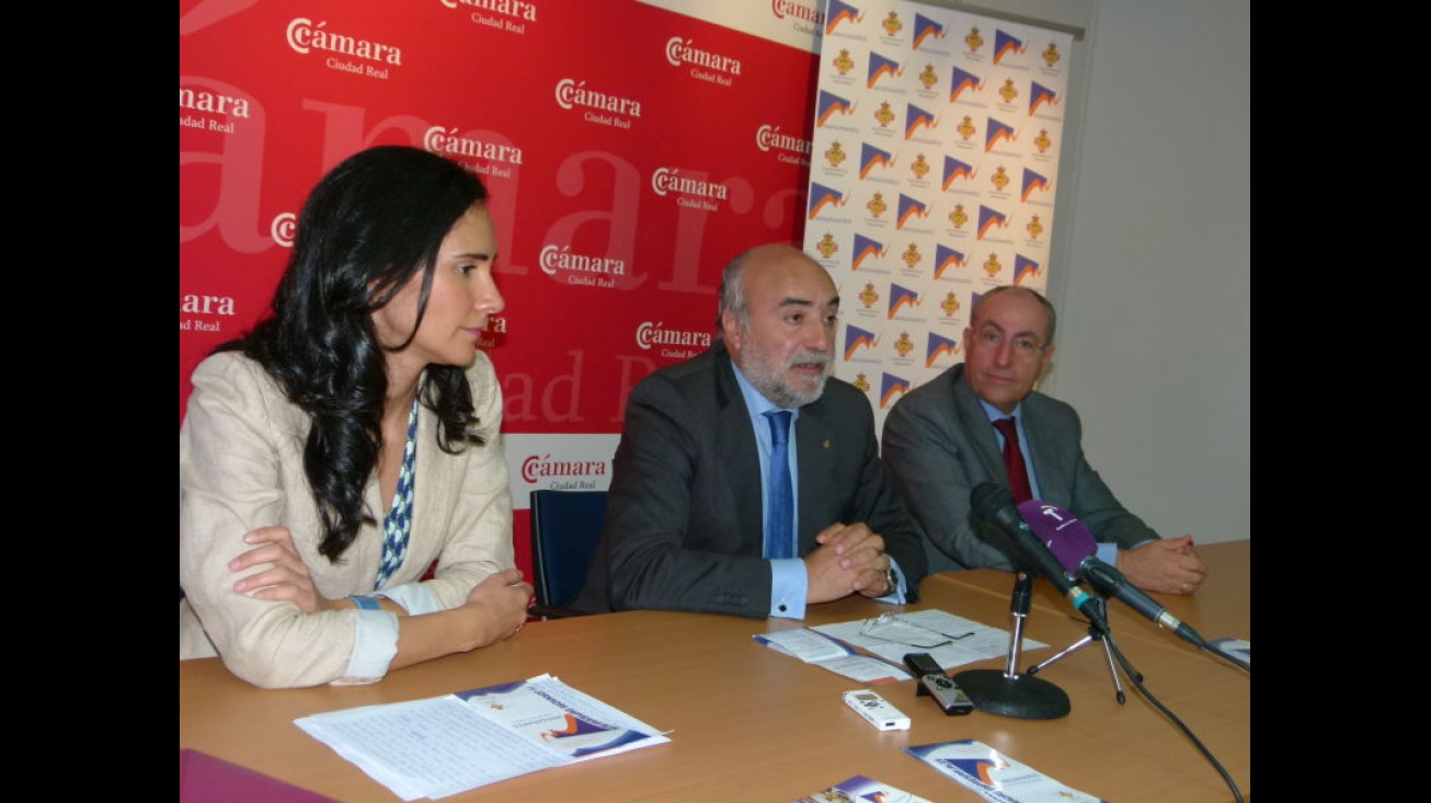 El alcalde, junto a la representante de INCYDE y al presidente de la Cámara Provincial de Comercio