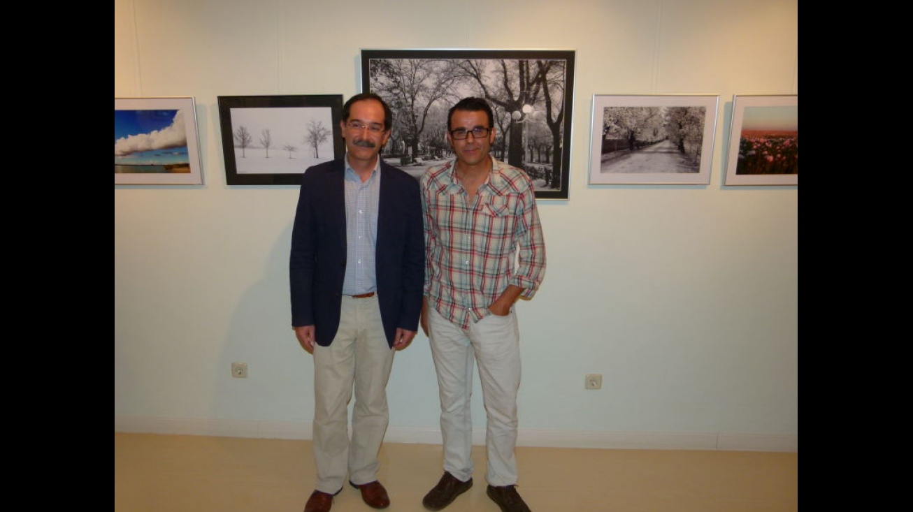 Carlos Infante (derecha), acompañado por el concejal de Cultura, Manuel Martín-Gaitero, en la inauguración de la exposición