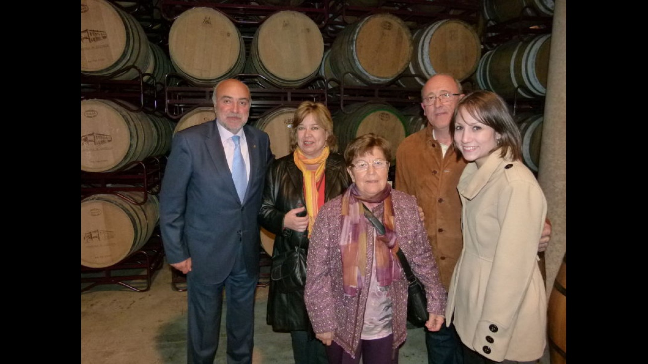 Familia ganadora del concurso el año pasado junto al alcalde, Antonio López de la Manzanara, y la técnico de Turismo, Raquel Merlo