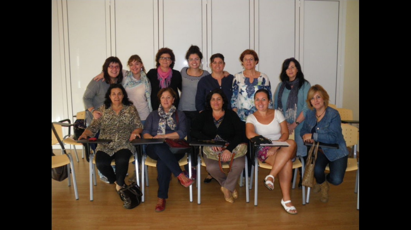 Participantes en el taller de musicoterapia junto a su monitora