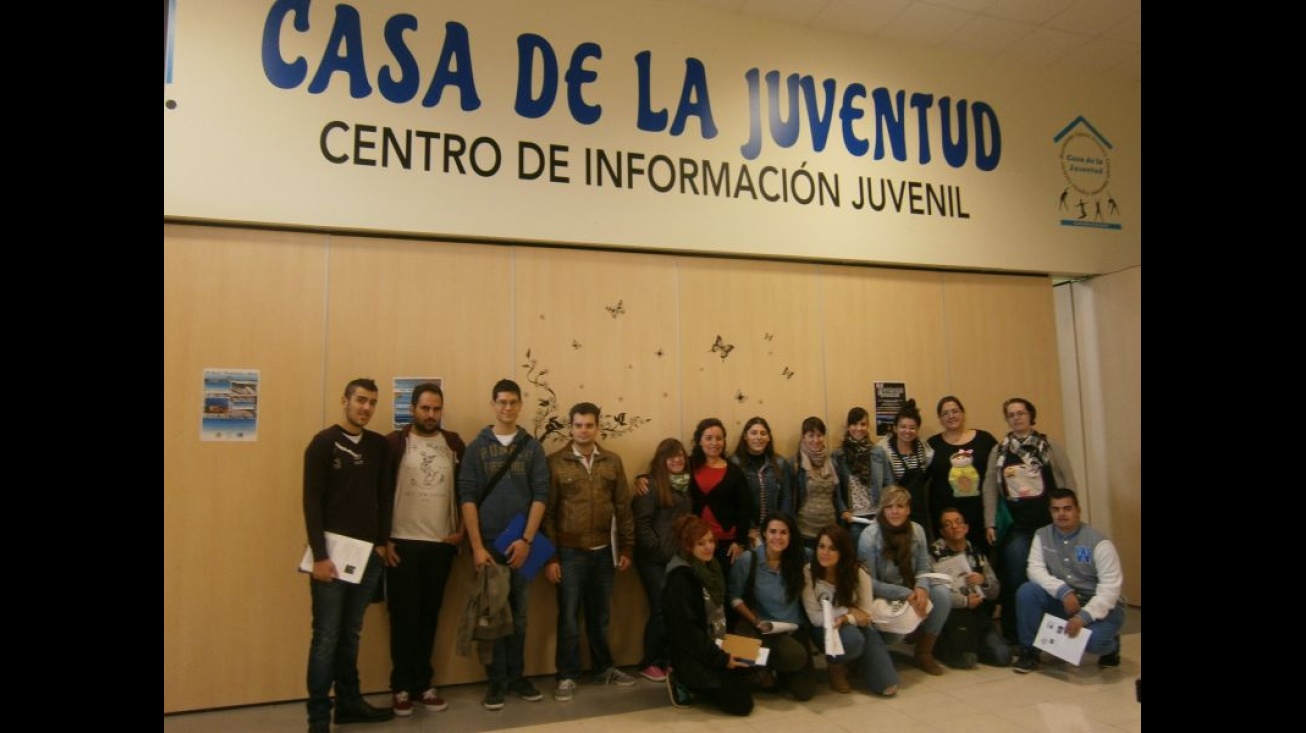 Participantes en el taller de psicología positiva junto a su monitora