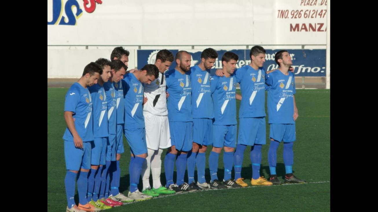 Once inicial del Manzanares CF durante el minuto de silencio al inicio del partido