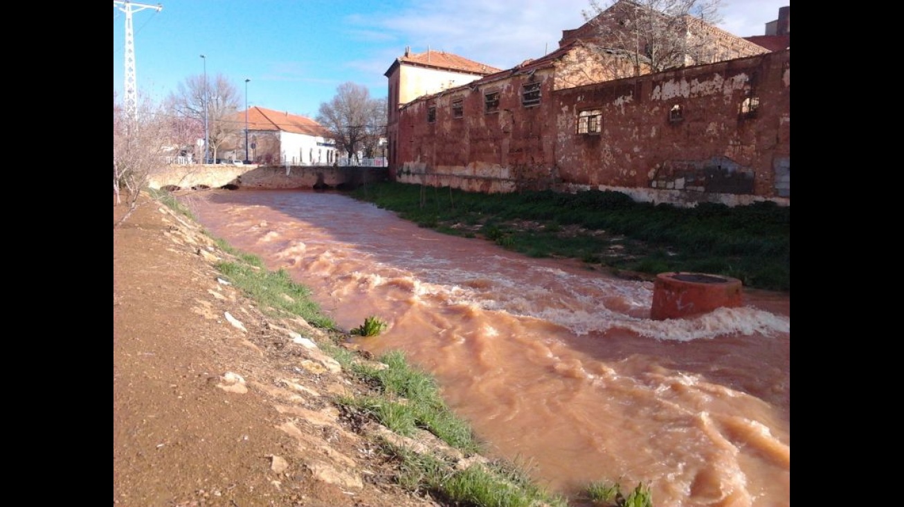 El caz quedará regulado en el Calicanto. Imagen de una de las crecidas del Azuer en marzo de 2013