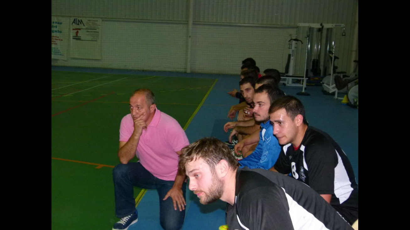 Paco Vidal dando instrucciones en el banquillo