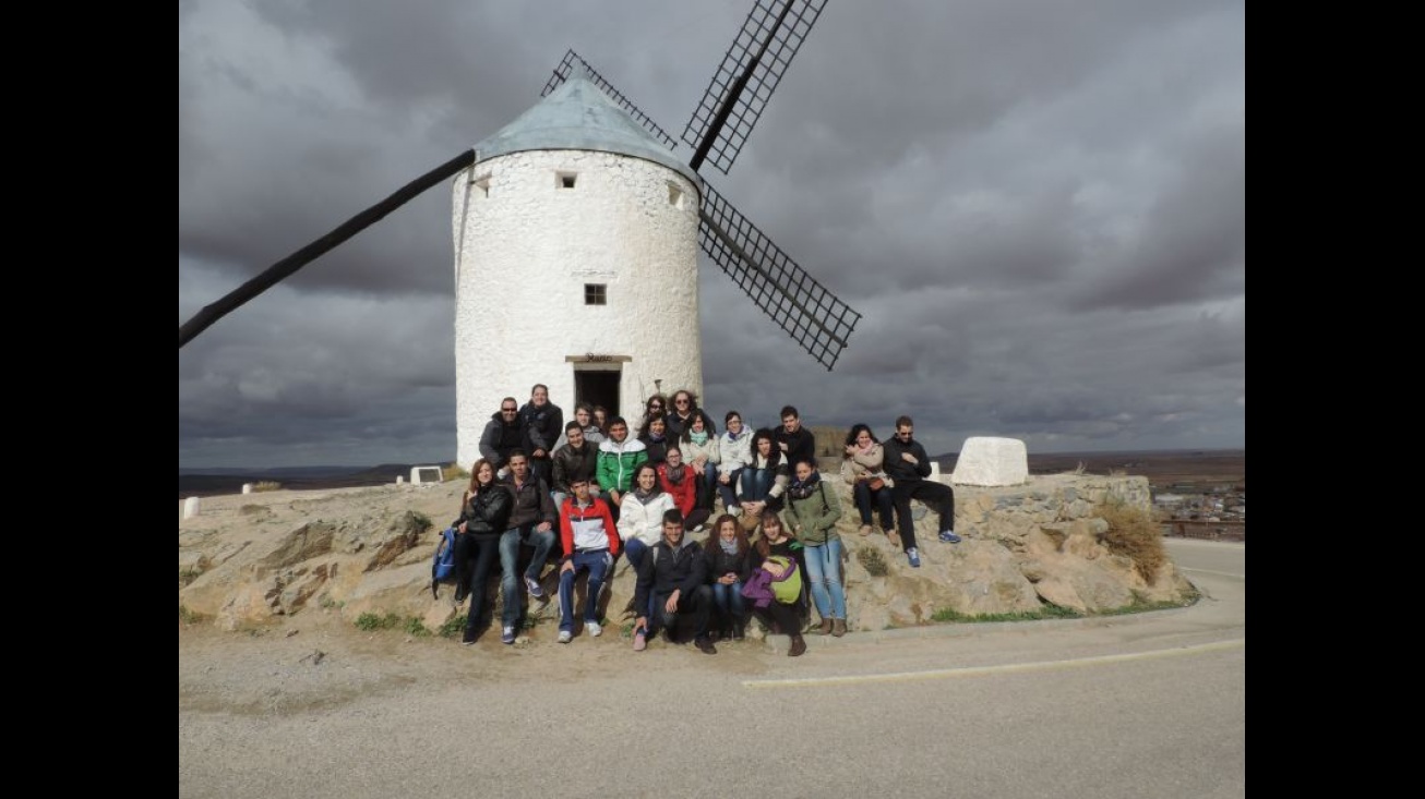 Los excursionistas, junto a uno de los molinos de viento de Consuegra