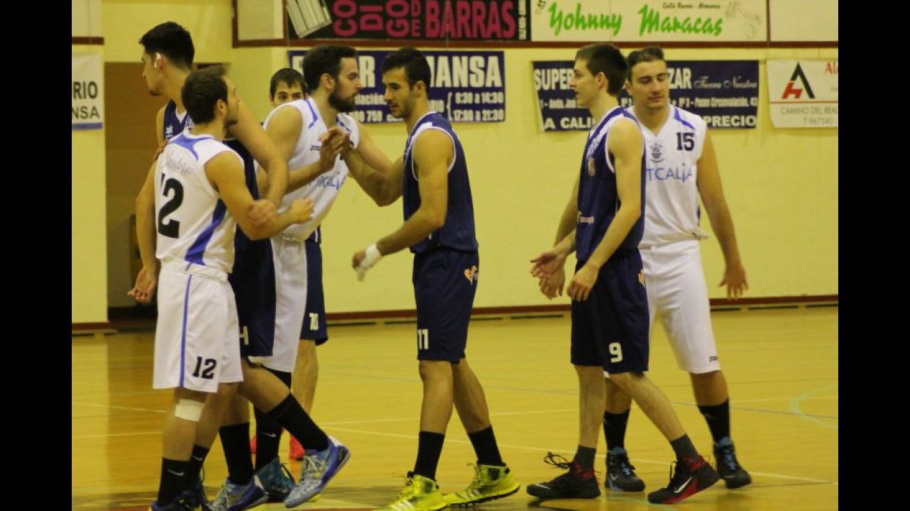 Saludo entre ambos equipos. Foto: almansadeportes.es