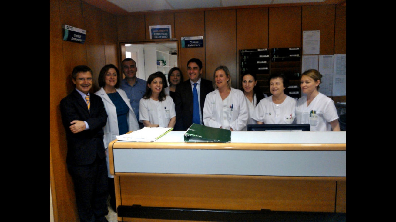 Echániz junto a profesionales del Hospital de Manzanares durante su reciente visita