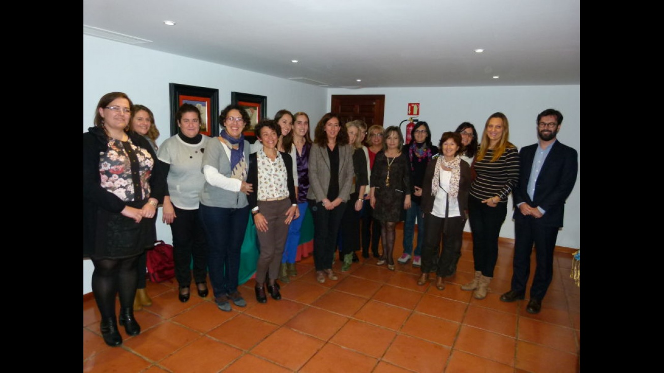 Foto conjunta de participantes con organizadores