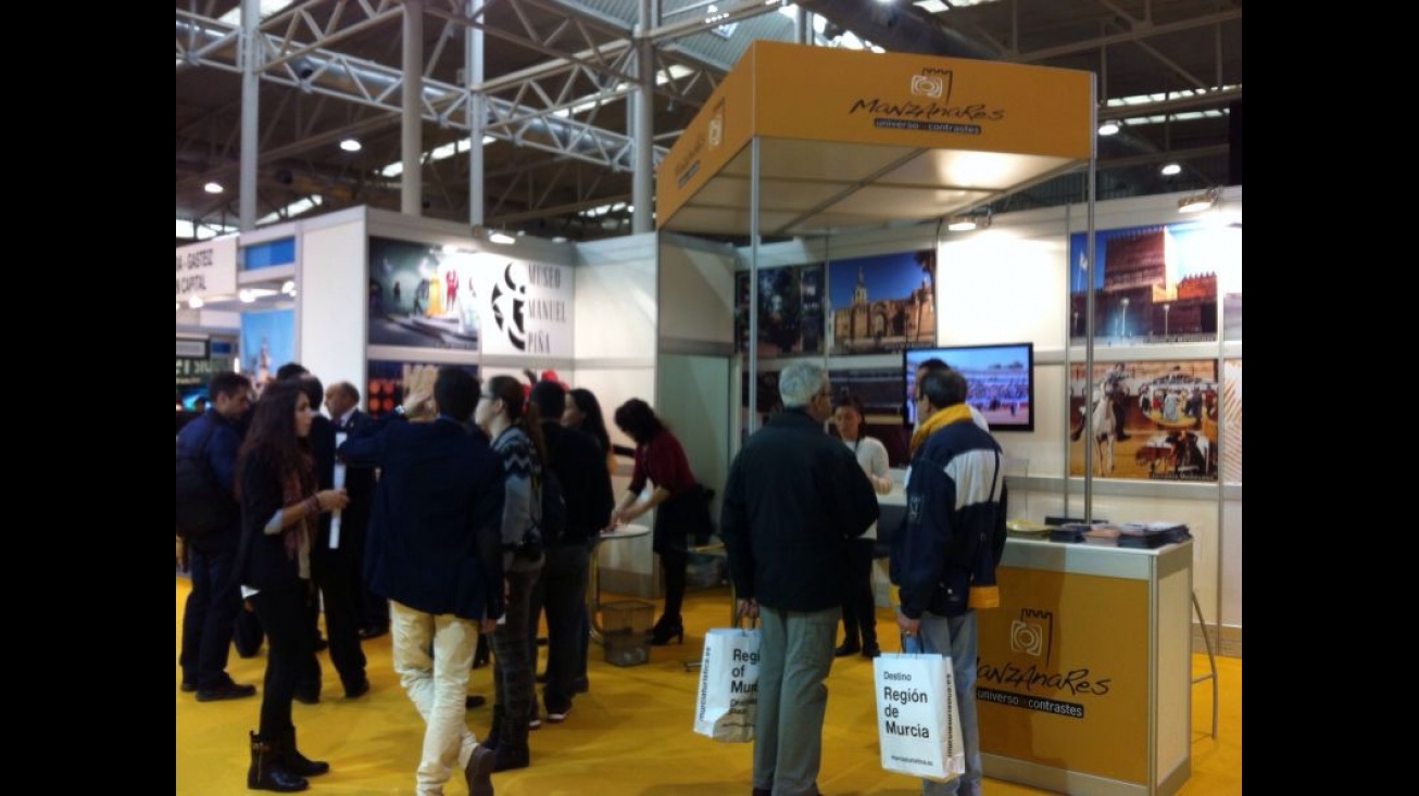 Visitantes en el stand de Manzanares este viernes