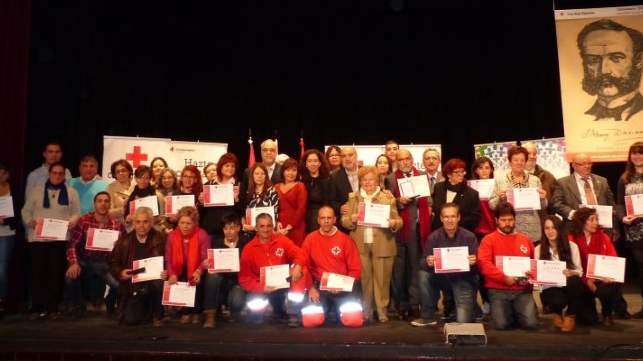 Foto de familia de los voluntarios reconocidos, presidentes locales y autoridades