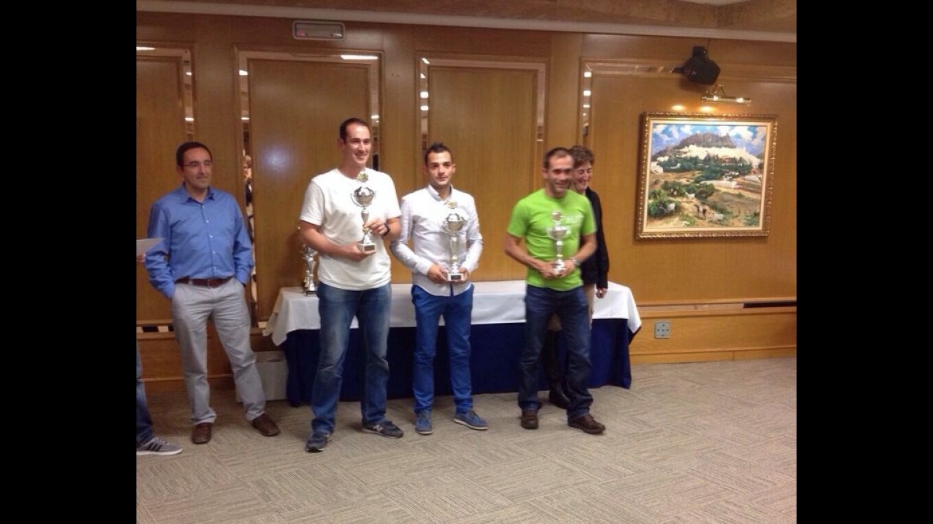 Jesús Calle, en el centro, con el trofeo que acredita al Alucinatura como mejor equipo de la temporada