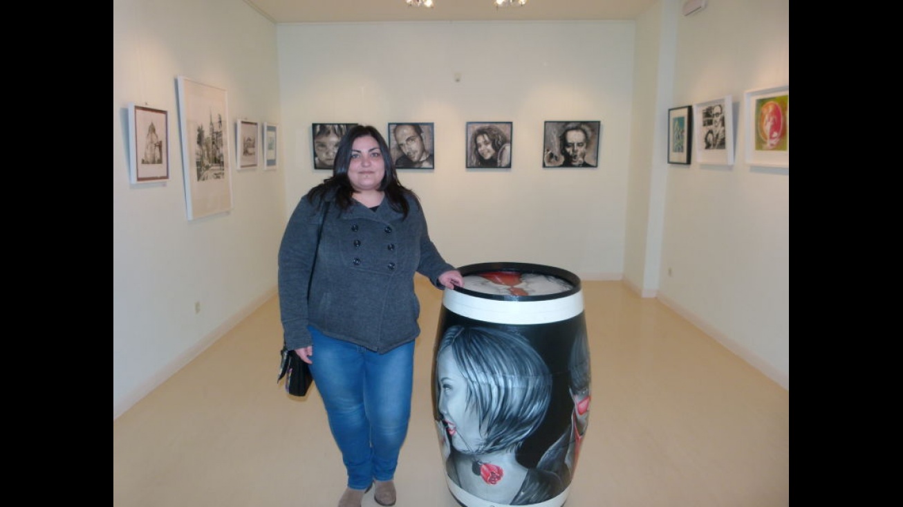 Silvia Muñoz junto a sus obras