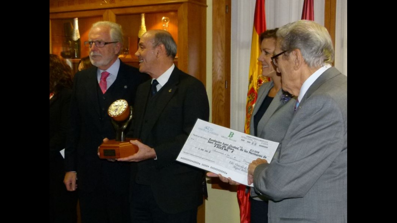 Entrega del premio al hermano Julián Sánchez, director de la Fundación Juan Ciudad