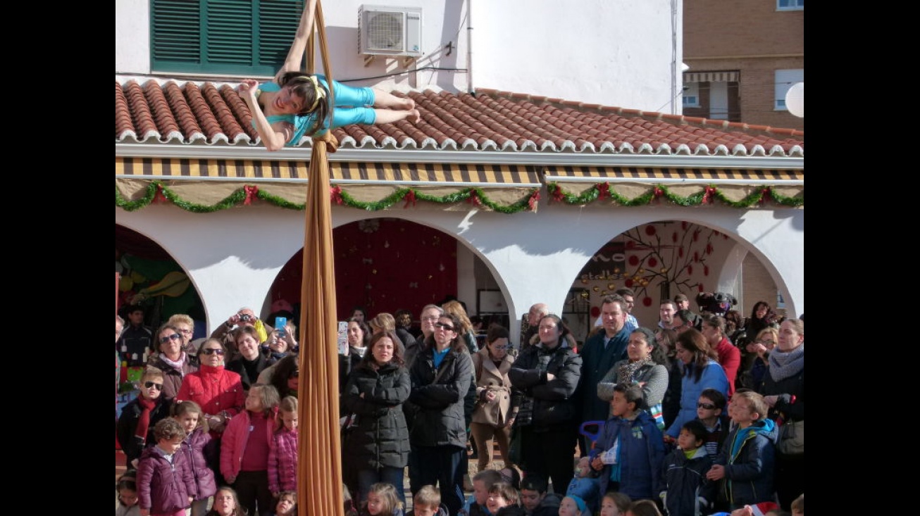 Las acrobacias de "Martita sin banda", en En plaza La Navidad