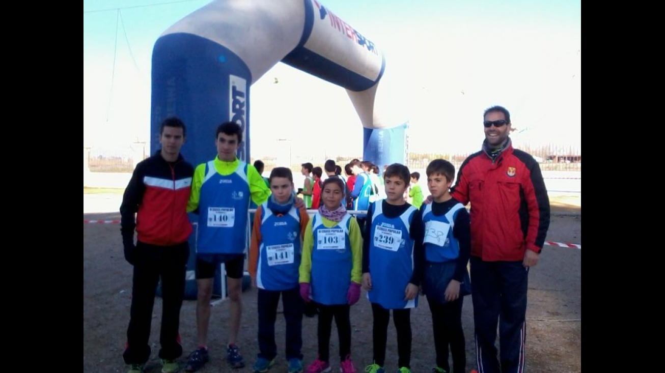 Participantes de la Escuela de Triatlón con sus monitores