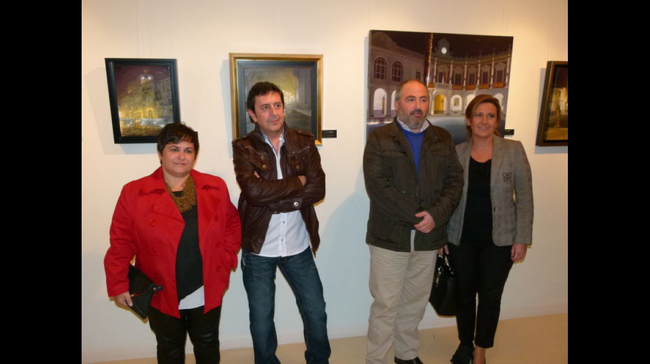 El artista, junto a las autoridades municipales en la inauguración de la exposición