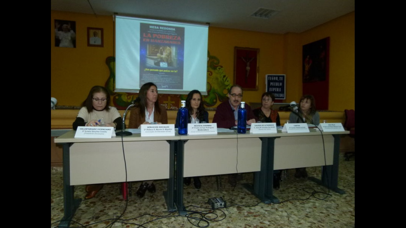 Rebeca Sánchez-Maroto, segunda por la izquierda, durante la mesa redonda organizada por "Siembra"