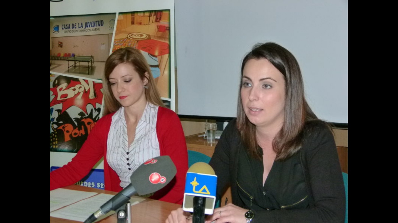 Carmen Beatriz Alcolea (derecha) en la presentación de Diverinfancia