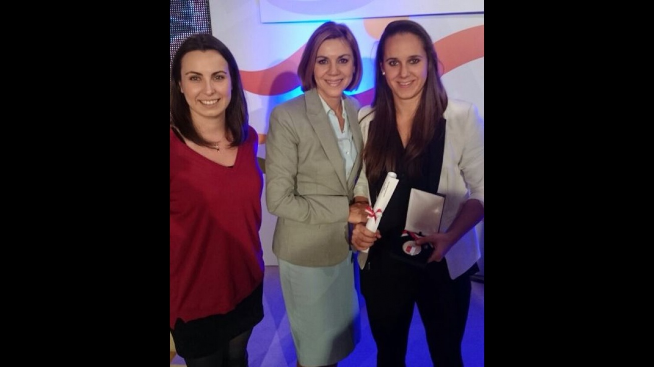 Sonia Molina, felicitada por Mª Dolores Cospedal y Carmen Beatriz Alcolea