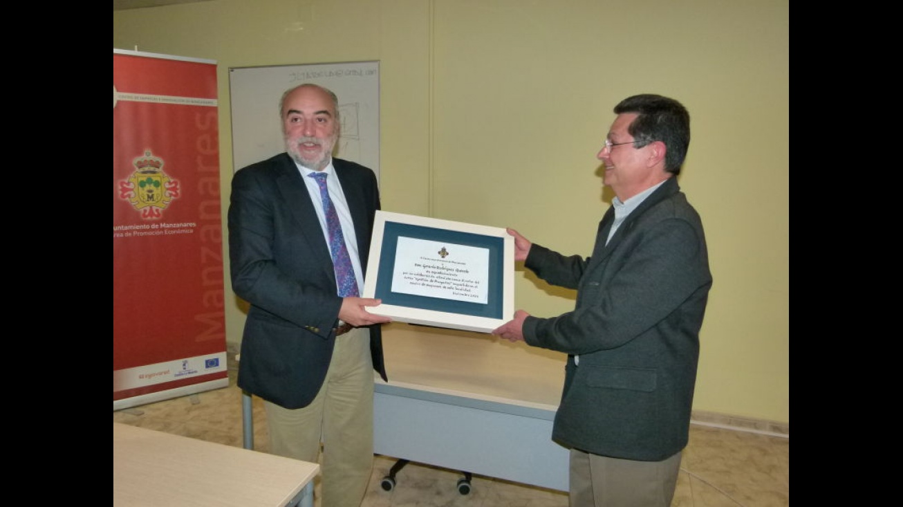 Entrega del reconocimiento al monitor, Gerardo Rodríguez