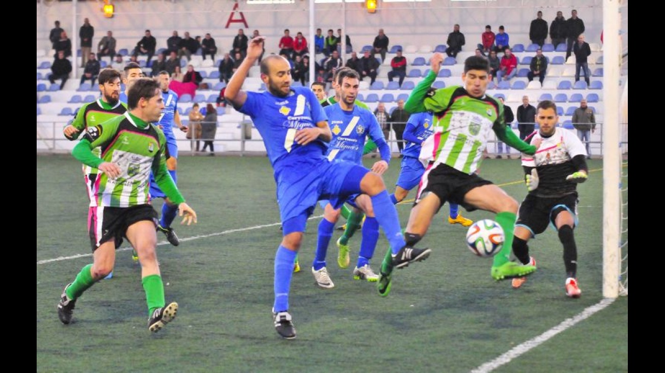 El Manzanares acosó la meta rival en los momentos finales. Foto: Roque J. Cuesta