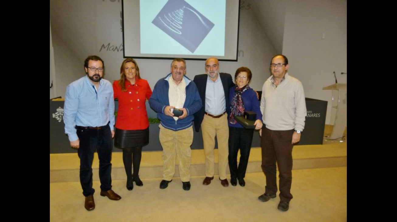 El alcalde y la concejal de personal, junto a los homenajeados y a los presidentes del Comité de Empresa y Junta de Personal