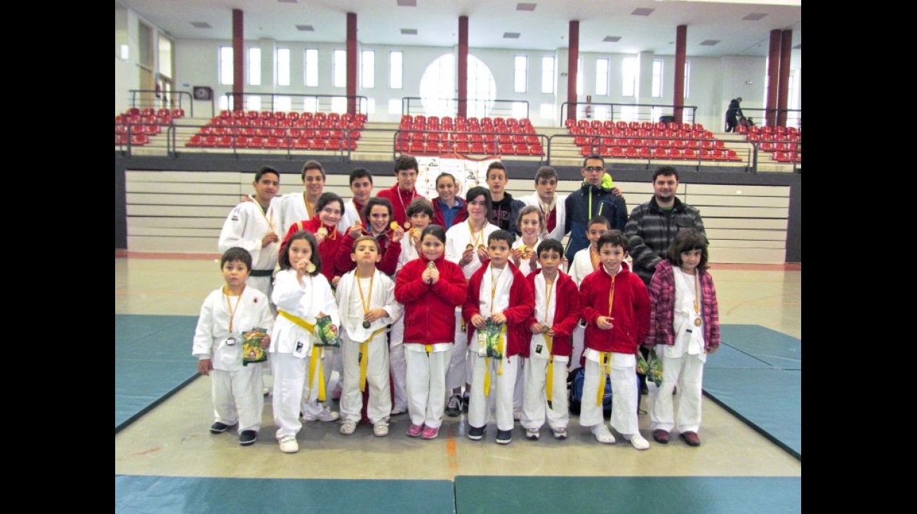 Participantes de la Escuela de Judo de Manzanares en el torneo de Puertollano