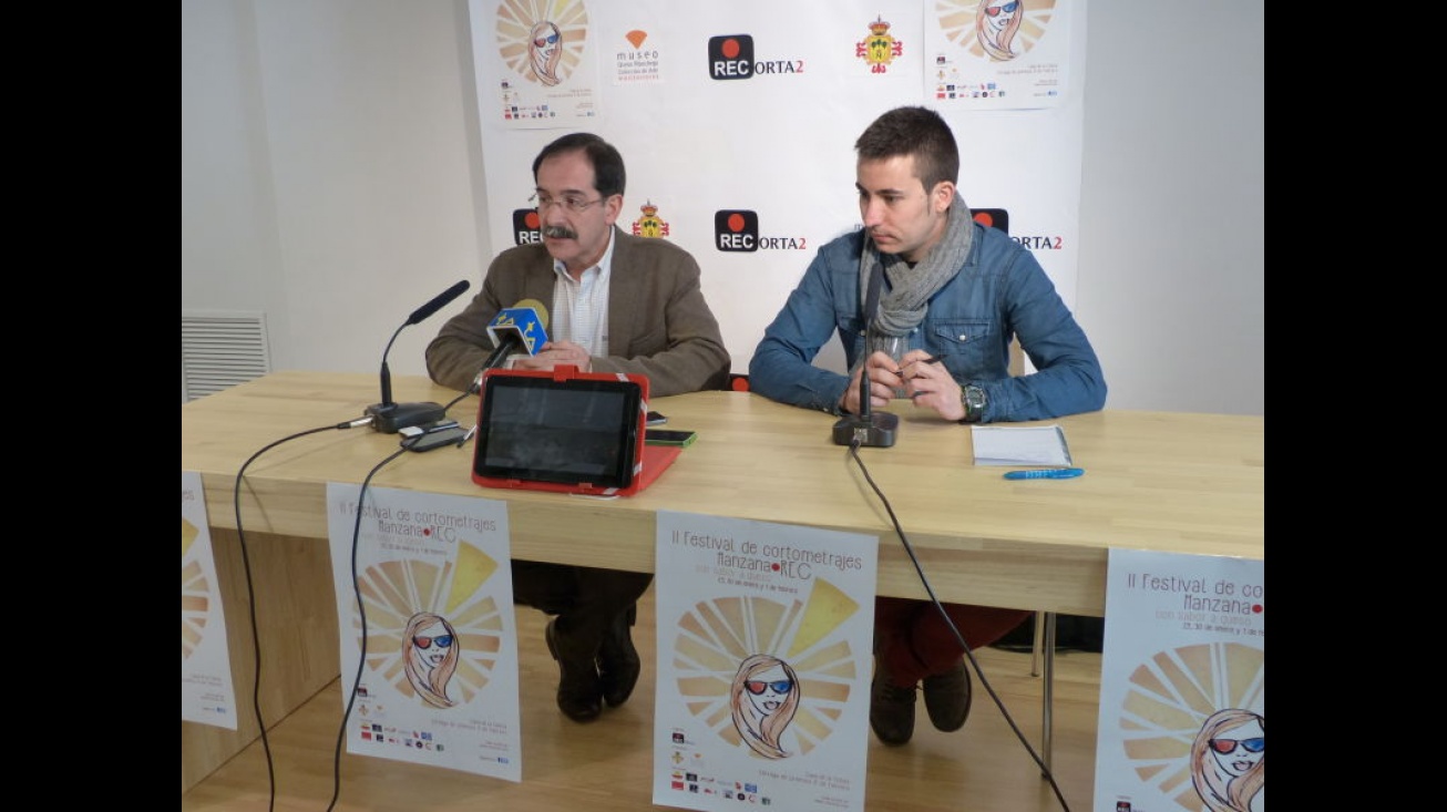 Manuel Martín-Gaitero y Juan Pedro Araque durante la presentación del cartel del festival de cortos ManzanaREC