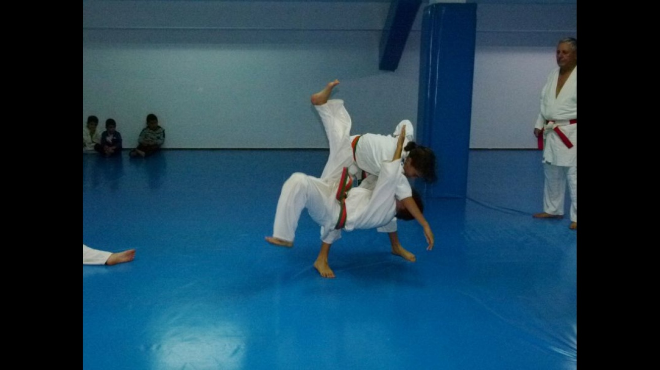 Alumnado de la Escuela de Judo en un entrenamiento, bajo la mirada del maestro José Cañizares