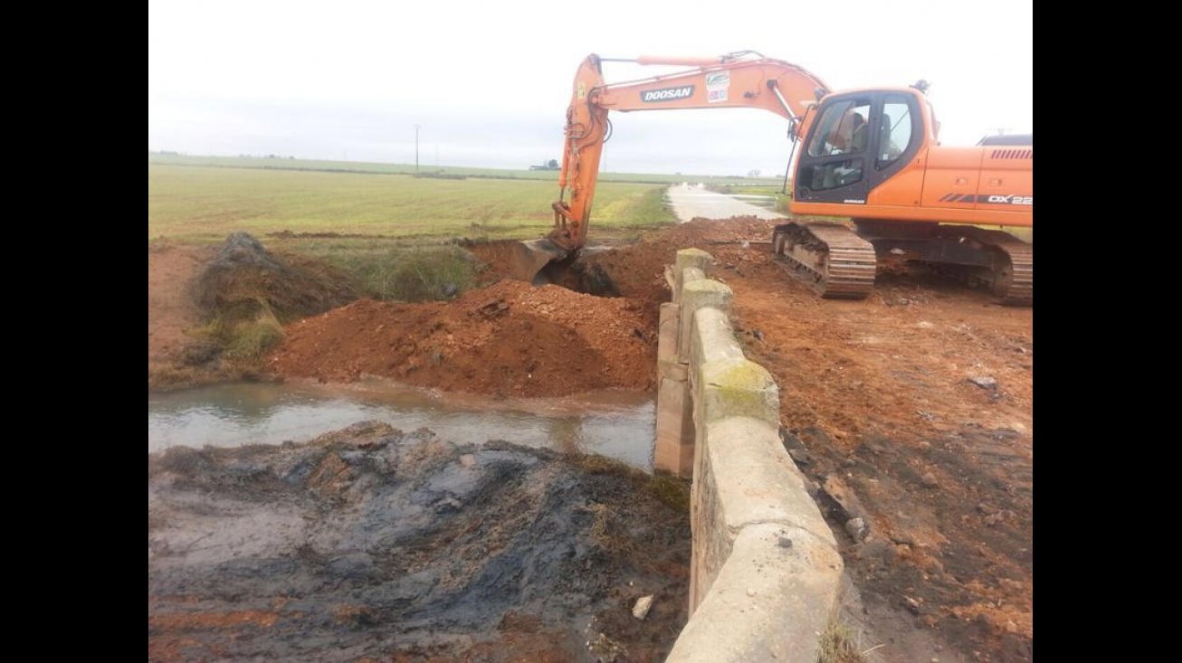 Maquinaria trabajando en la demolición del puente a sustituir