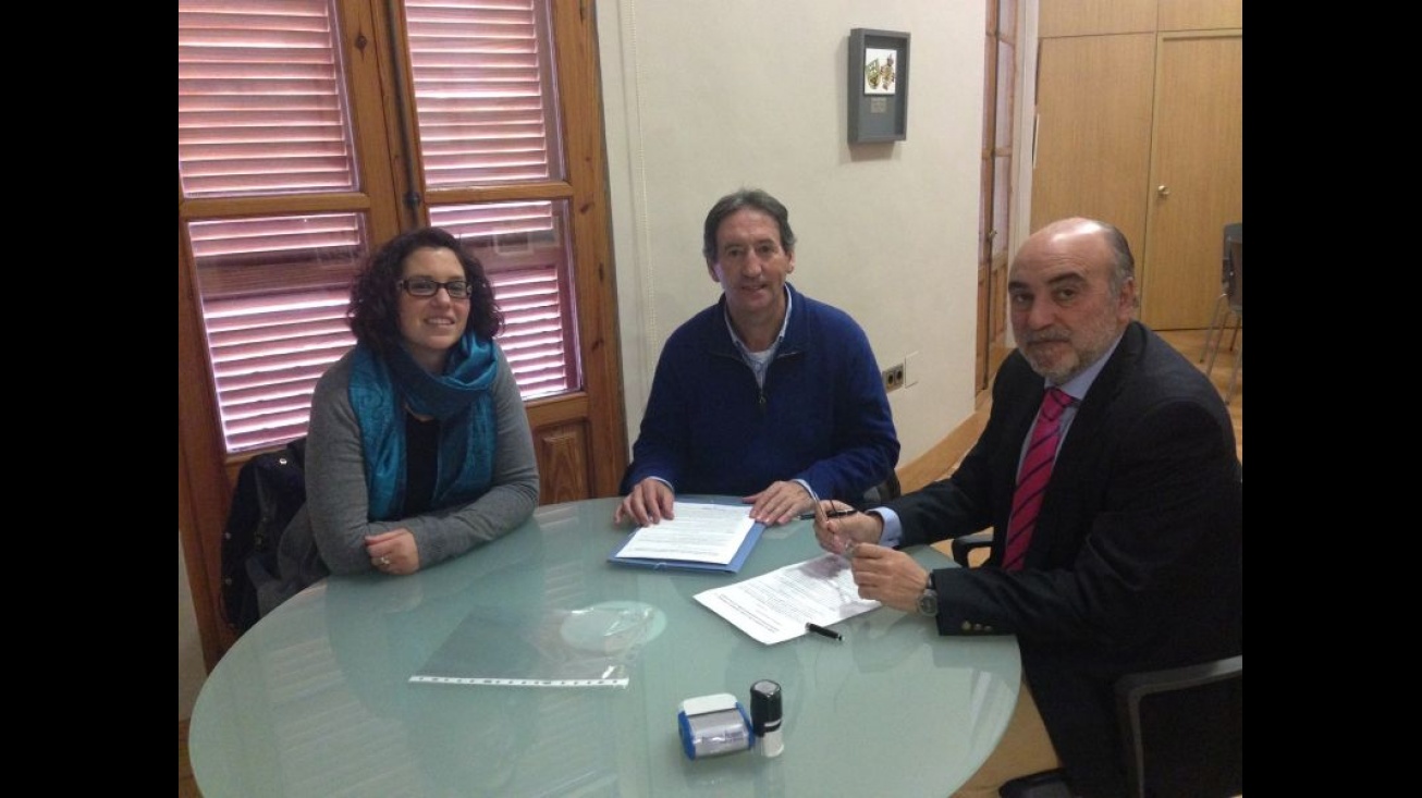 Ana Maestro y Modesto Salgado, de Proyecto Hombre, junto al alcalde de Manzanares, tras la firma del convenio