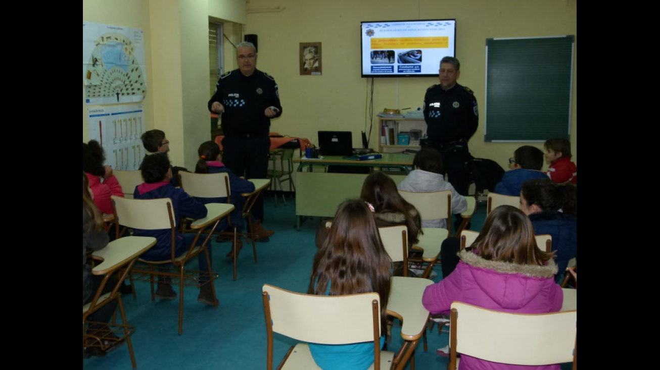 Los policías locales, durante una de las charlas en el CEIP "Tierno Galván"