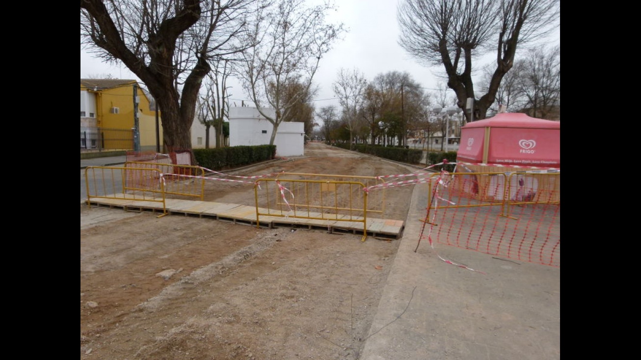 Fase inicial de las obras de adecuación del caz del Azuer