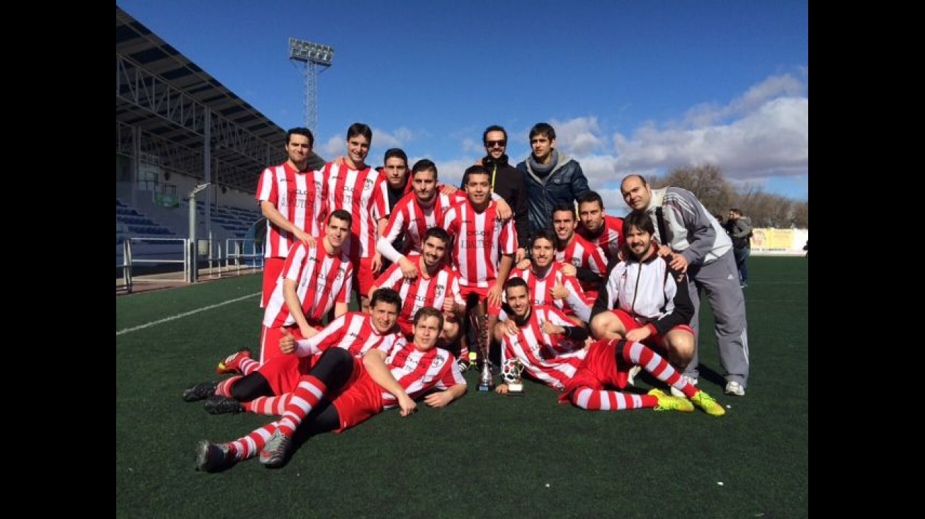 Ciclos Juan Bautista, con los trofeos de campeón y el de máximo