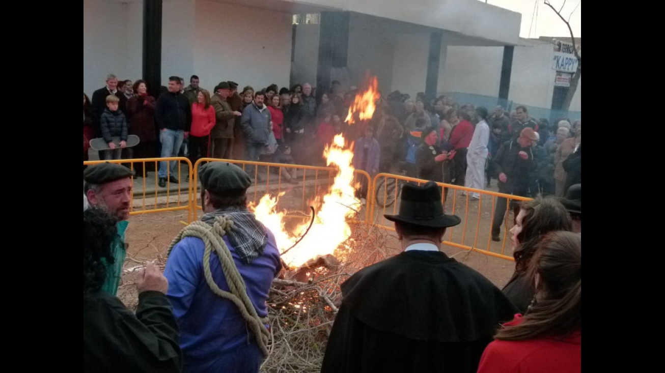 Mucho público congregado en la incineración de la sardina