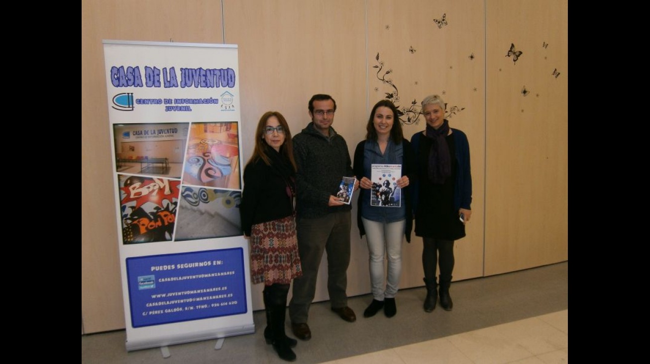 La concejal de Juventud, Carmen Beatriz Alcolea, con los monitores de la sesión