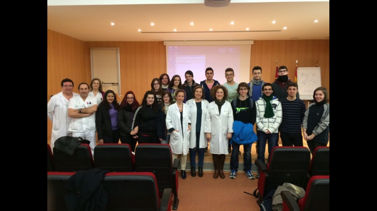 Foto de grupo de alumnos y profesionales del hospital