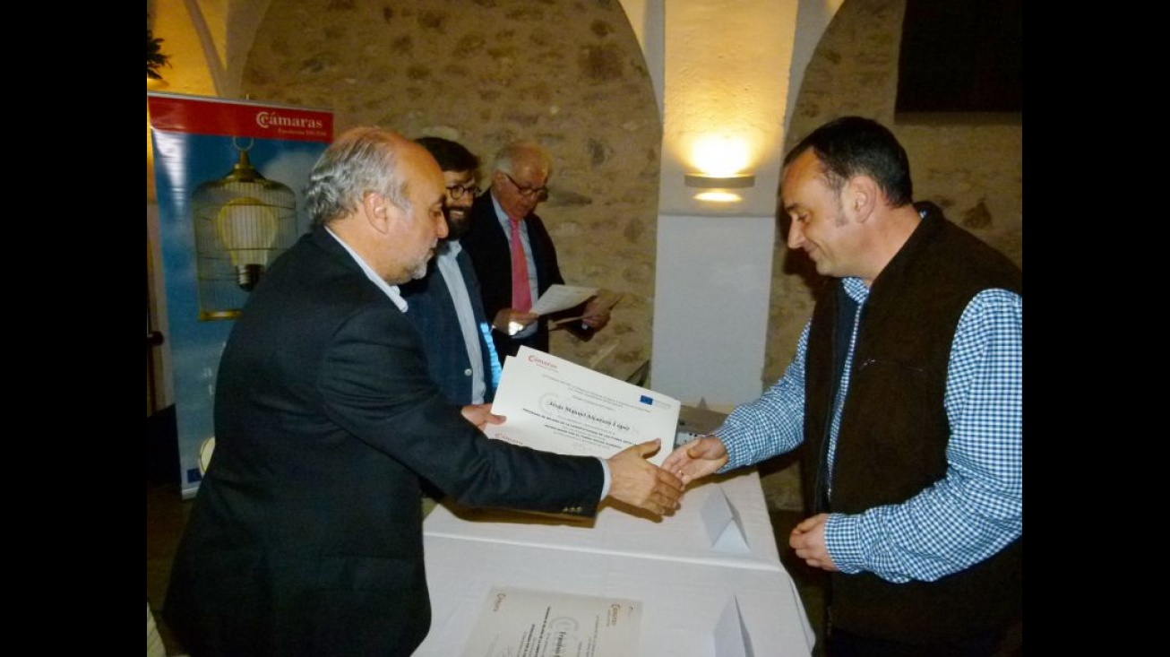 Entrega de los diplomas a uno de los participantes