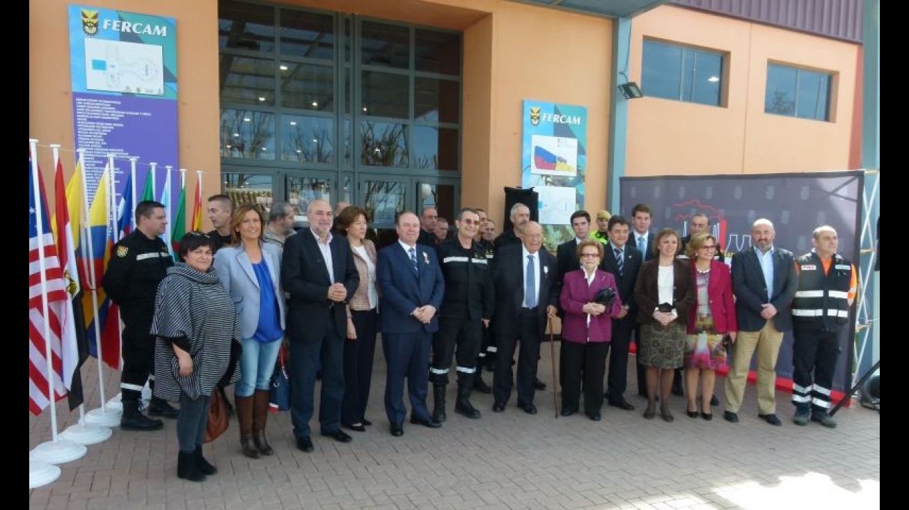 Foto de grupo tras la condecoración al propietario de Alvinesa