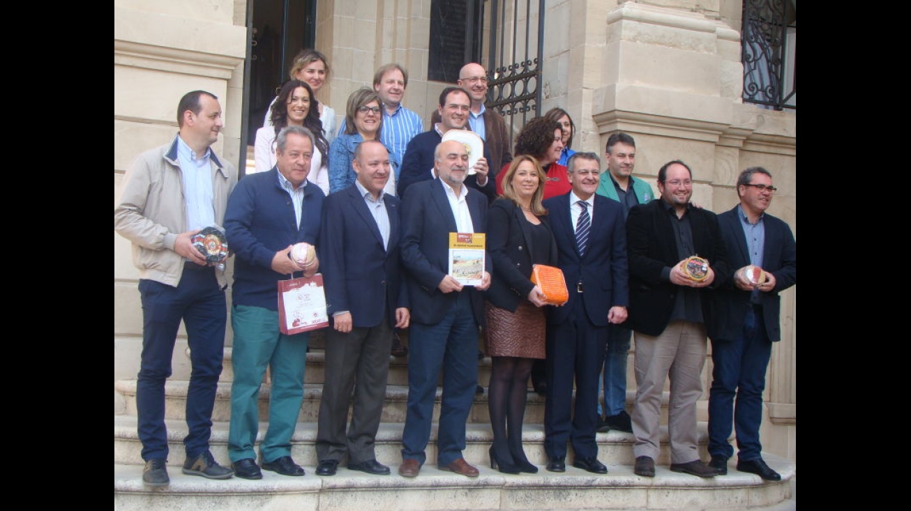 Foto conjunta de los representantes de la AREQ reunidos en Mahón