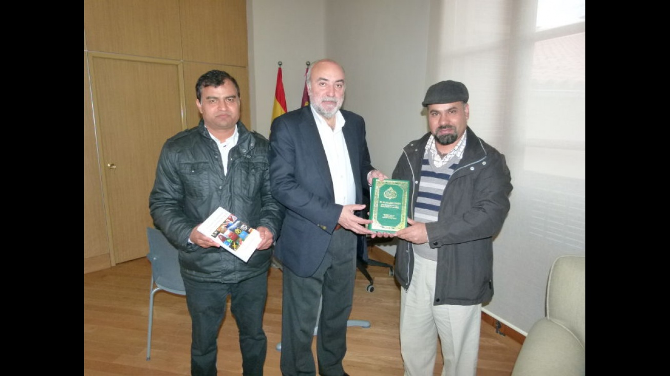 Momento de la entrega de un ejemplar del Corán al Ayuntamiento