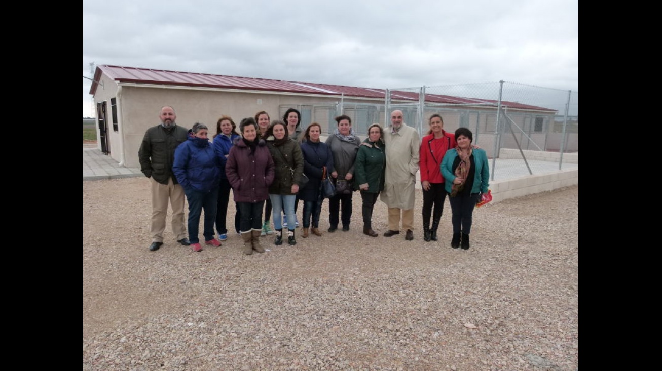 Voluntarias de Carea y autoridades, ante las nuevas instalaciones