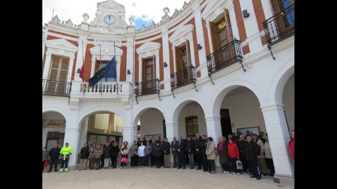 Minuto de silencio bajo las banderas a media asta