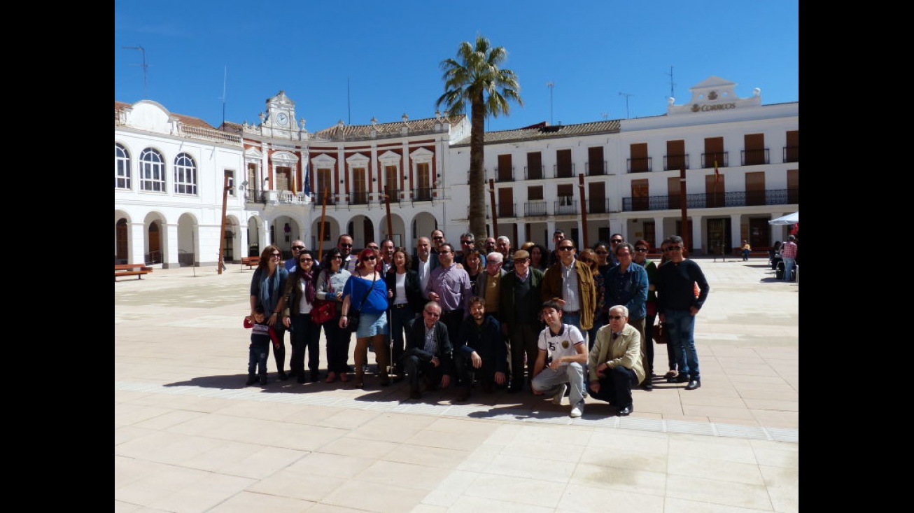 Miembros de la ONCE visitan Manzanares para conocer la Feria Nacional del Queso y probar la accesibilidad de la plaza