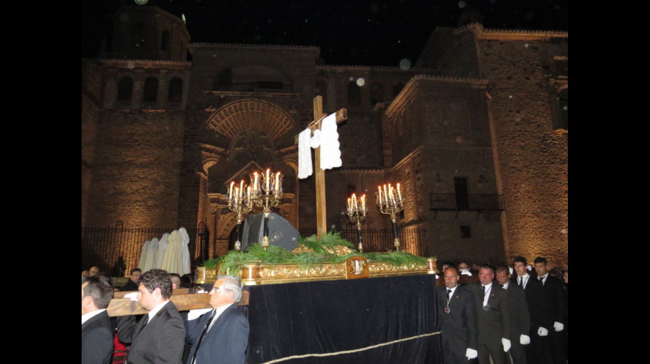 La Santa Cruz, a su salida de la parroquia de la Asunción en el Vía Crucis del Miércoles Santo