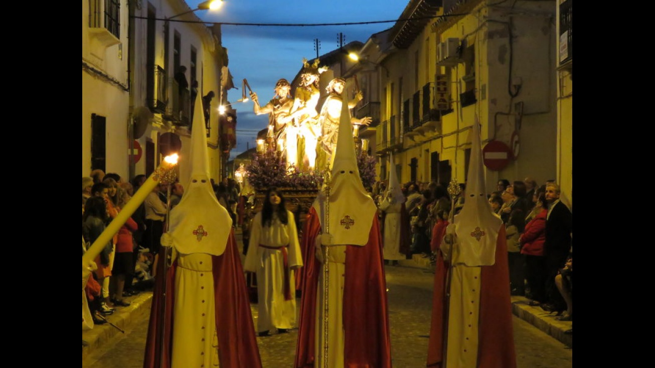 Procesión del Jueves Santo con el paso del Cristo de la Columna al fondo