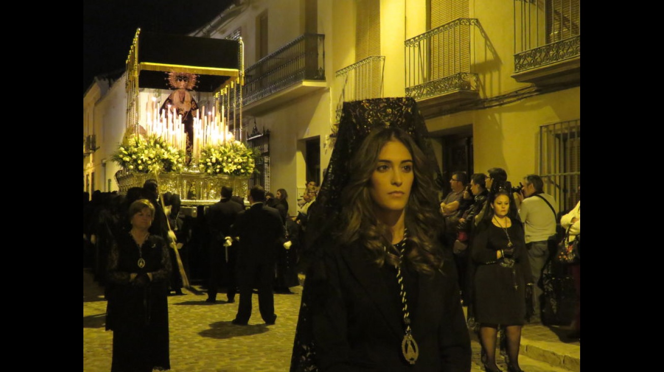 Mujeres con mantilla ante el paso de la Virgen de la Soledad