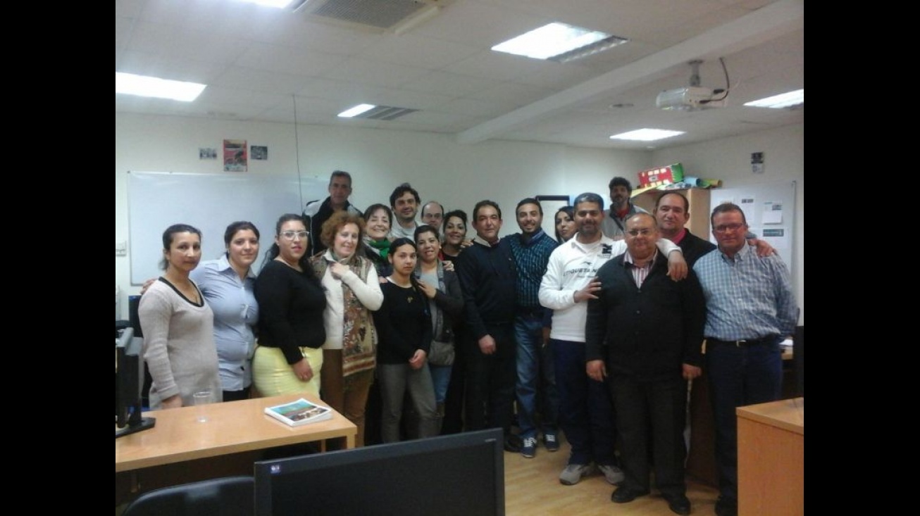 Participantes en el curso junto a personal de Servicios Sociales